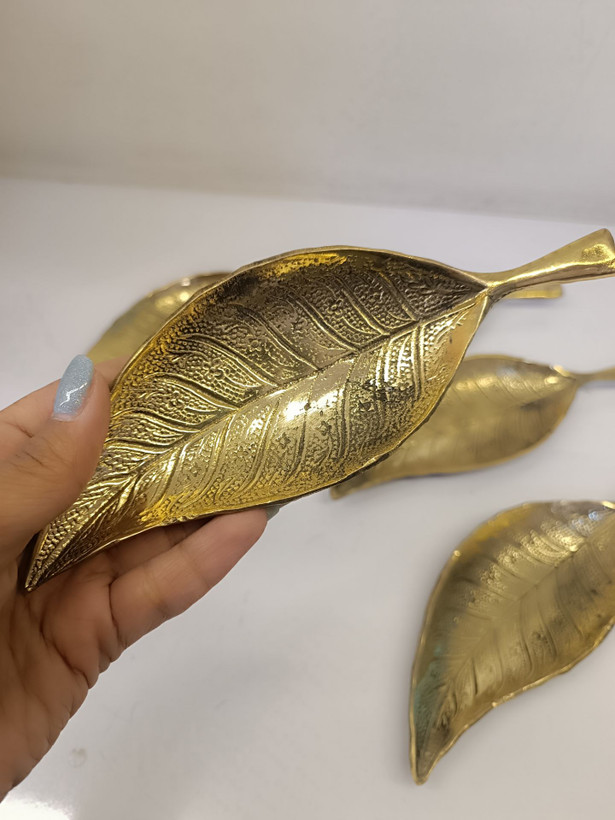 پیاله برنجی کوچک با طراحی ظریف و نقش برگ، مناسب برای سفره هفت سین و دکوراسیون لوکس محصول متالوکس