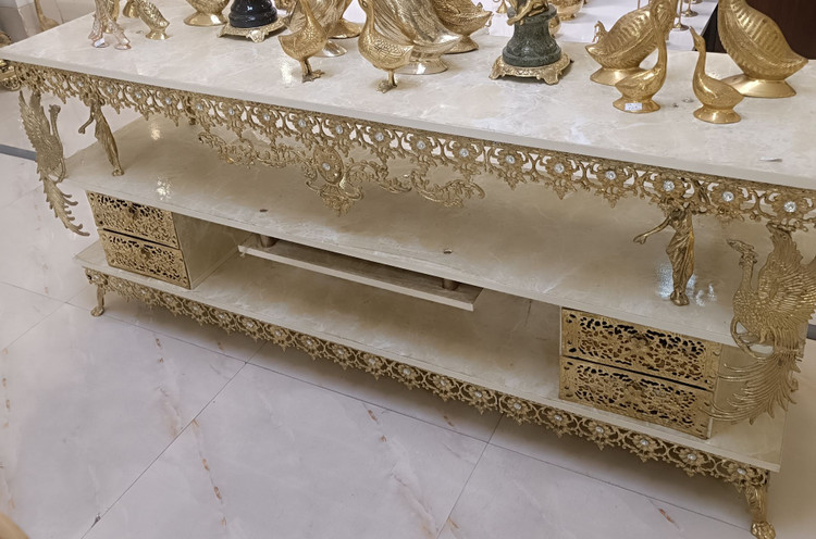 میز LCD برنجی طرح طاووس مدل آفتاب چهار کشو با طراحی لوکس مناسب دکوراسیون پذیرایی از متالوکس