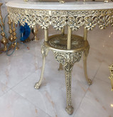 میز ناهارخوری آلیاژی لوکس با پایههای طلایی رنگ و طراحی مجلل در سالن پذیرایی برند متالوکس
