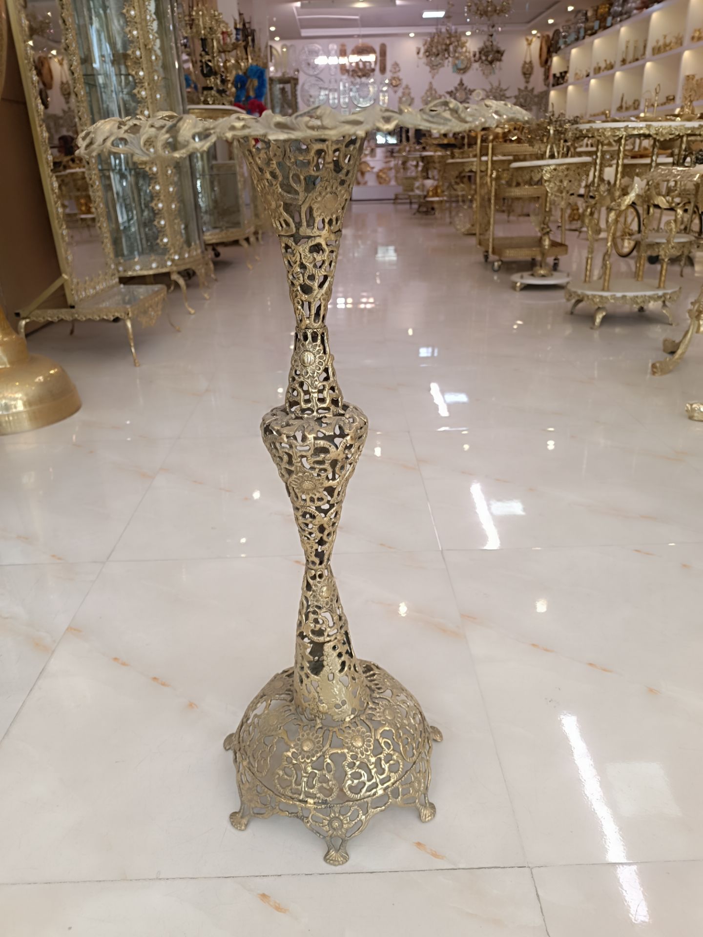 پایه دکوری برنجی طرح برگ با رنگ طلایی و طراحی ظریف مناسب زیر مجسمه یا شمعدان از متالوکس