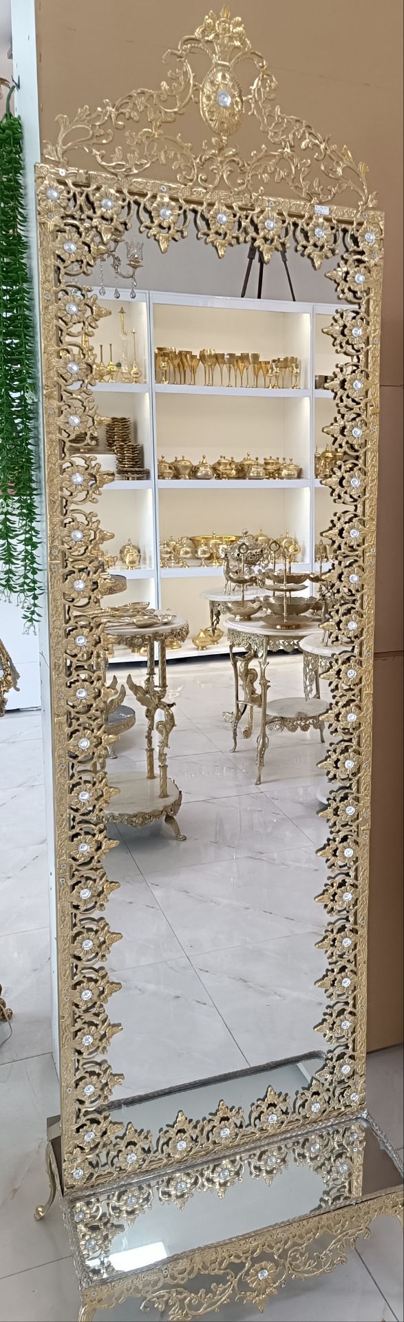 آینه قدی آفتاب پایه دار مستطیل ساخته شده از برنج با طراحی لوکس مناسب دکوراسیون منزل از متالوکس