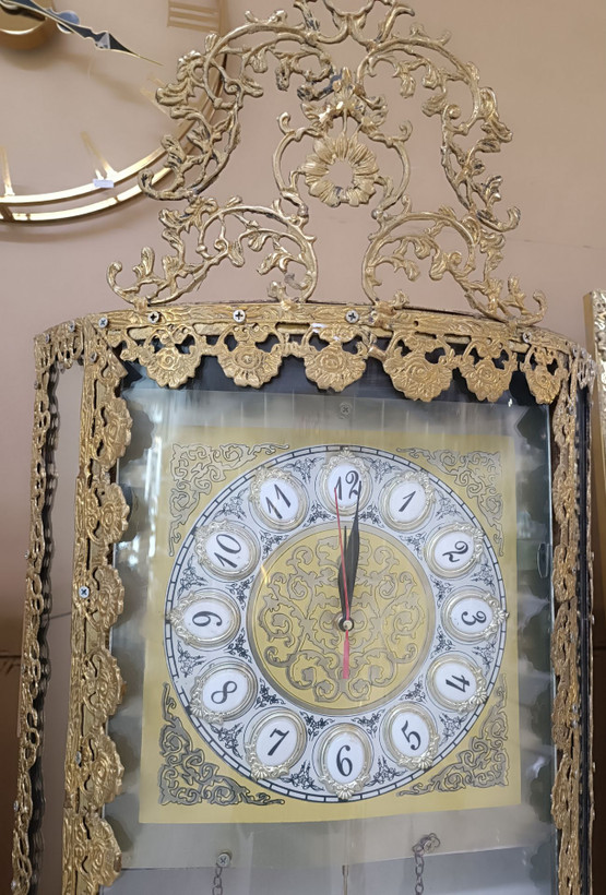 ساعت ایستاده رز برنجی با طراحی کلاسیک و بدنه براق مناسب دکوراسیون لوکس منزل از متالوکس