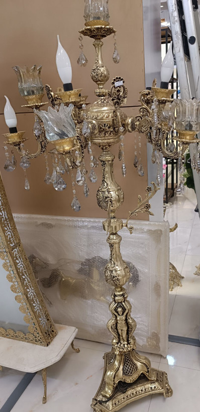 شمعدان برنجی پنج شاخه طرح فرشته با رنگ طلایی سیاه قلم و پایه سه گوش مناسب دکوراسیون لوکس محصول متالوکس