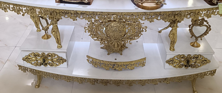 میز تلویزیون آلیاژ طلایی با طراحی مدرن و درخشش لوکس مناسب دکوراسیون پذیرایی محصول متالوکس