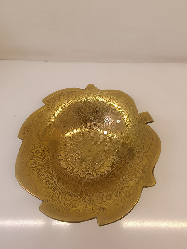 آجیل خوری نیم پایه برنجی با طرح گل و لبههای طرح برگ مناسب پذیرایی و دکوراسیون لوکس محصول متالوکس