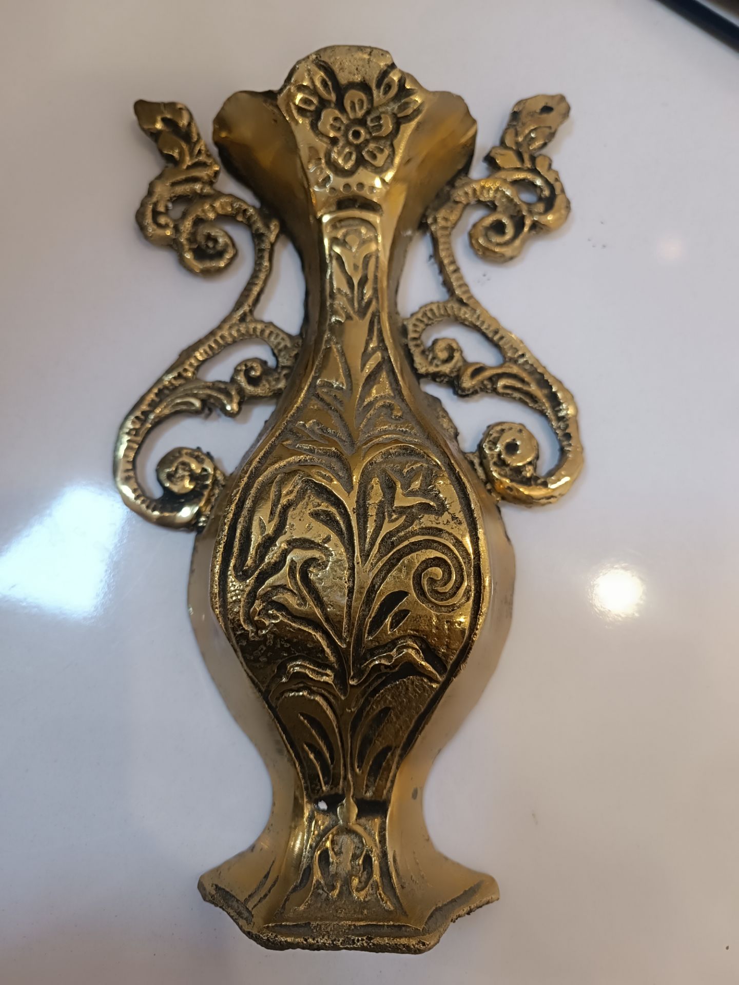 گلدان دیوارکوب برنجی دسته دار کوچک با طراحی کلاسیک و بدنه براق مناسب دکور دیوار محصول متالوکس