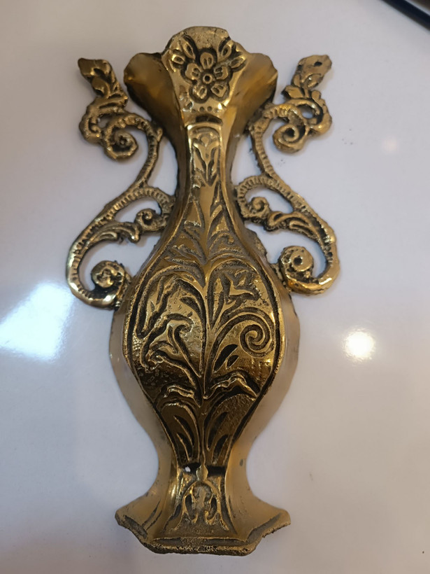 گلدان دیوارکوب برنجی دسته دار کوچک با طراحی کلاسیک و بدنه براق مناسب دکور دیوار محصول متالوکس