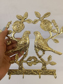 جاکلیدی دیواری تمام برنجی طلایی با مجسمه دو پرنده روی شاخه گل رز و چهار قلاب آویز برند متالوکس