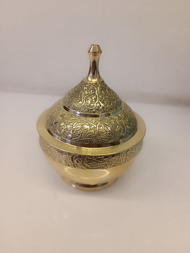 قندان برنجی رینگی با نقش برجسته طاووس، بدون پایه و دسته، سبک مینیمال و لوکس.