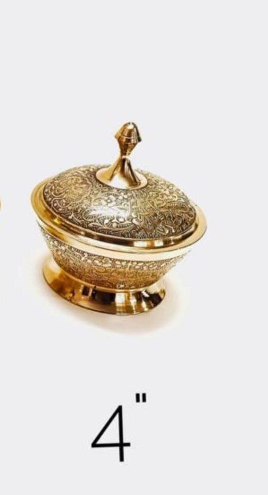 قندان برنجی مدل سام طرح طاووس ۴ اینچ کد ۴ با طراحی ظریف و درخشش طلایی، محصولی از گالری متالوکس