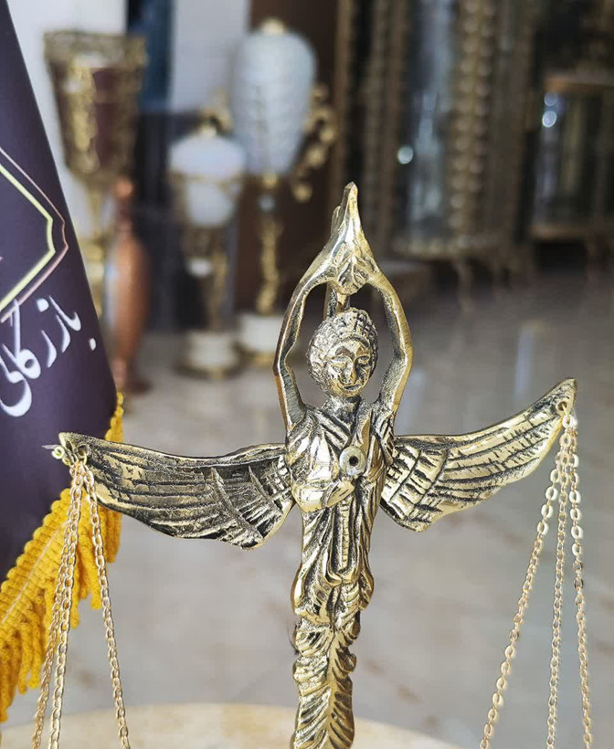 مجسمه ترازو عدالت برنجی طرح فرشته برای دکوراسیون میز و دفتر وکالت