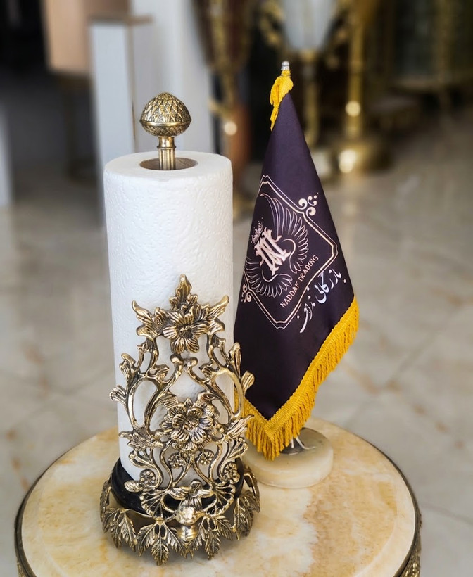 جا دستمالی ایستاده برنجی مدل پر گل با طراحی لوکس و درخشان روی میز پذیرایی فروشگاه متالوکس