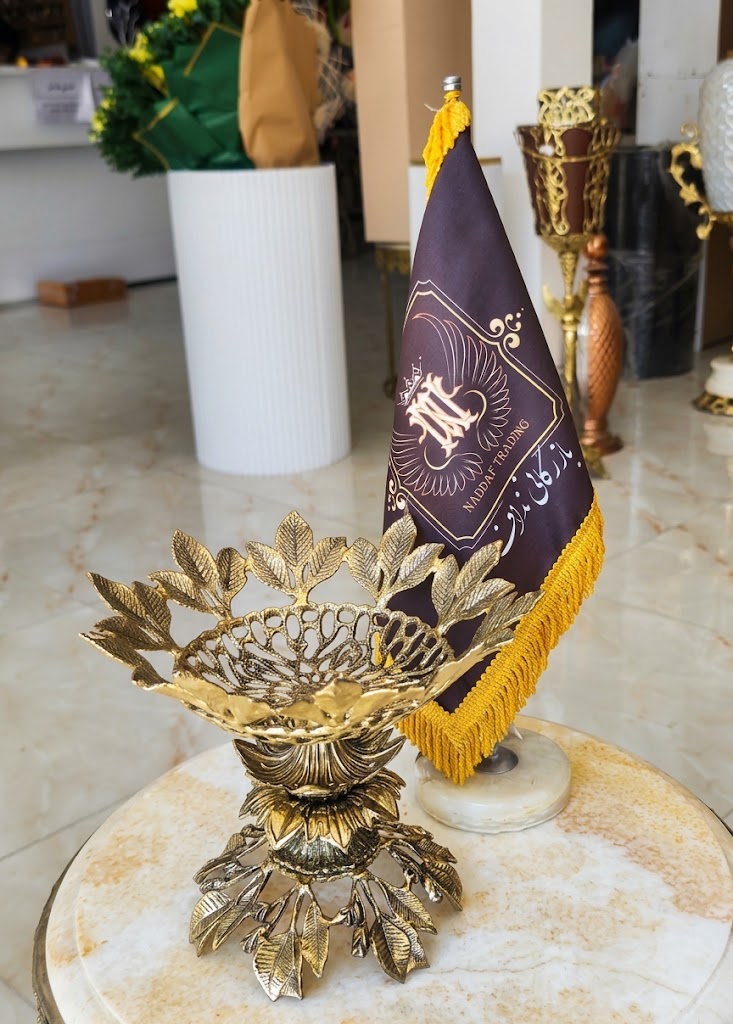 شکلات خوری برنجی مدل برگ ریزان لوکس و درخشان روی میز پذیرایی فروشگاه متالوکس